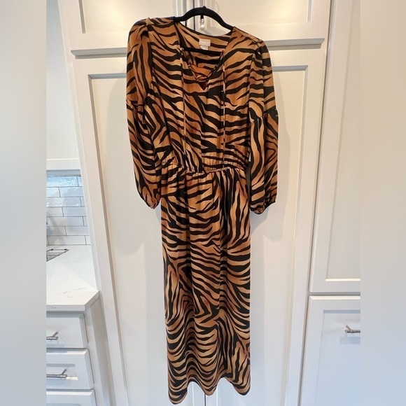 NWT. Chico’s Tiger Print Lace-up Long Sleeve Maxi Dress. US size 4. NWT. - Picture 4 of 11